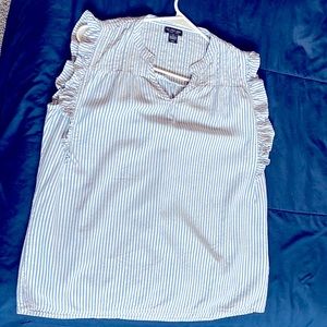 Casual shirt sleeveless, detailed in collar and sleeves.